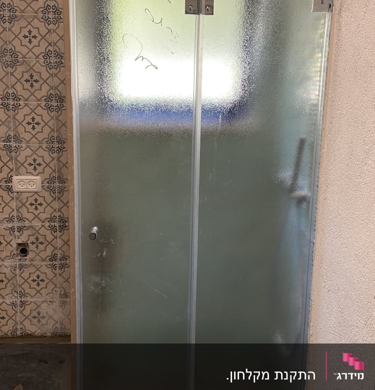 דלת זכוכית למקלחת עם ידית מתכת